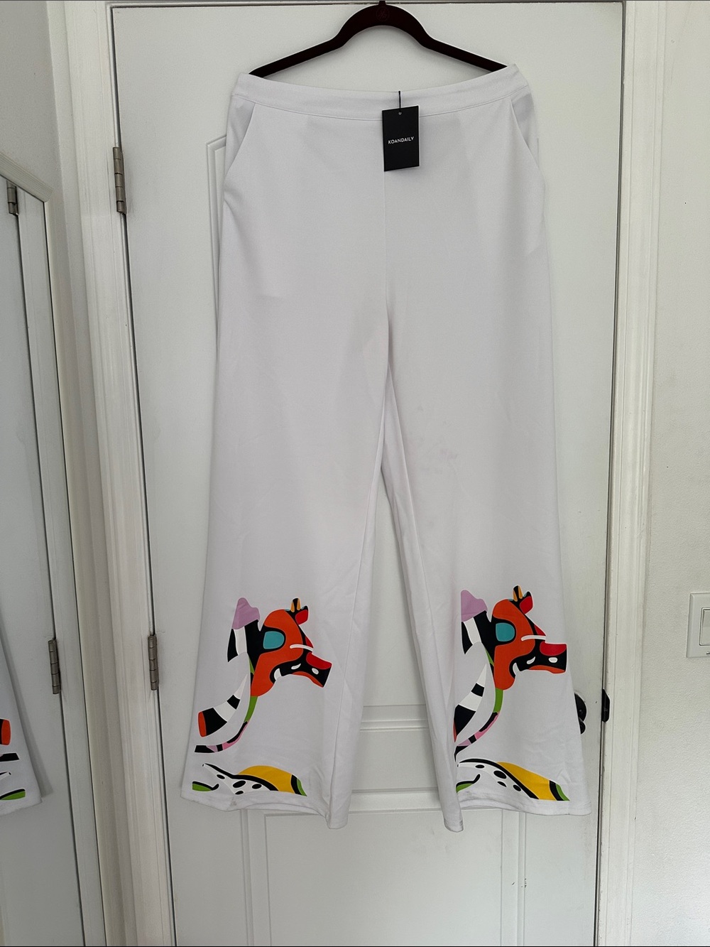 4/$25 NWT Koandaily White Wide Leg Trouser Pants Abstract Art Lower Hem Sz L